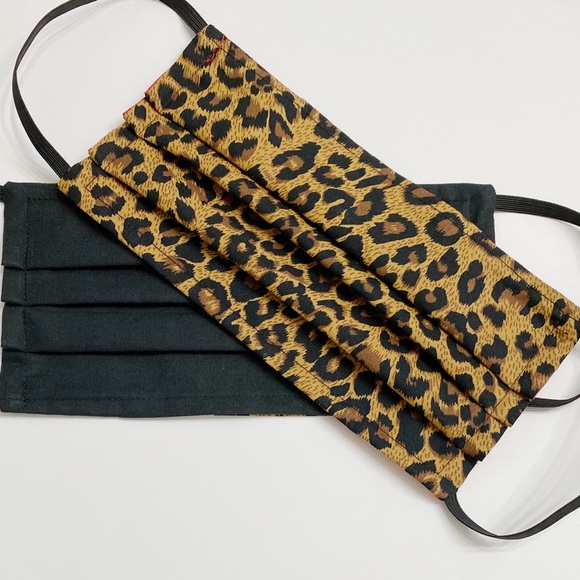 REVERSIBLE Cheetah Leopard Print Pleated Face Mask - Picture 3 of 4
